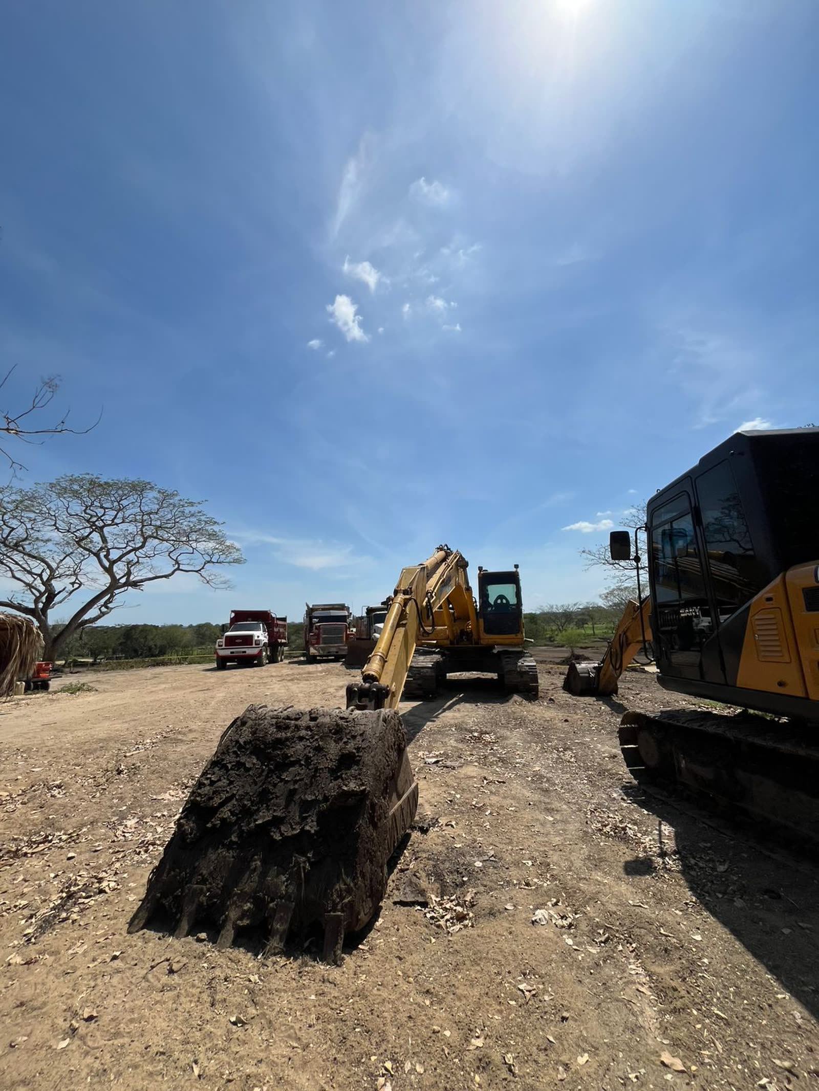 Maquinaria trabajando en obra