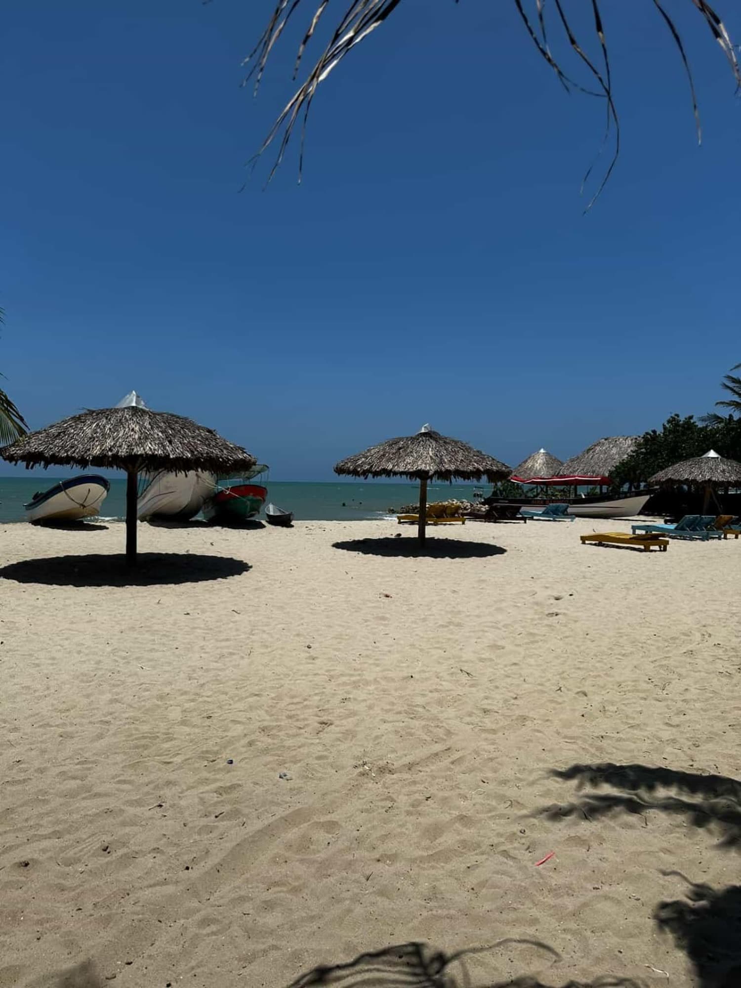 Playa con palapas Hamachi Beach Club
